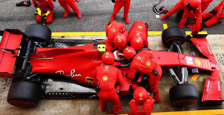 LECLERC CON LOS CINTOS FLOJOS EN PLENA CARRERA